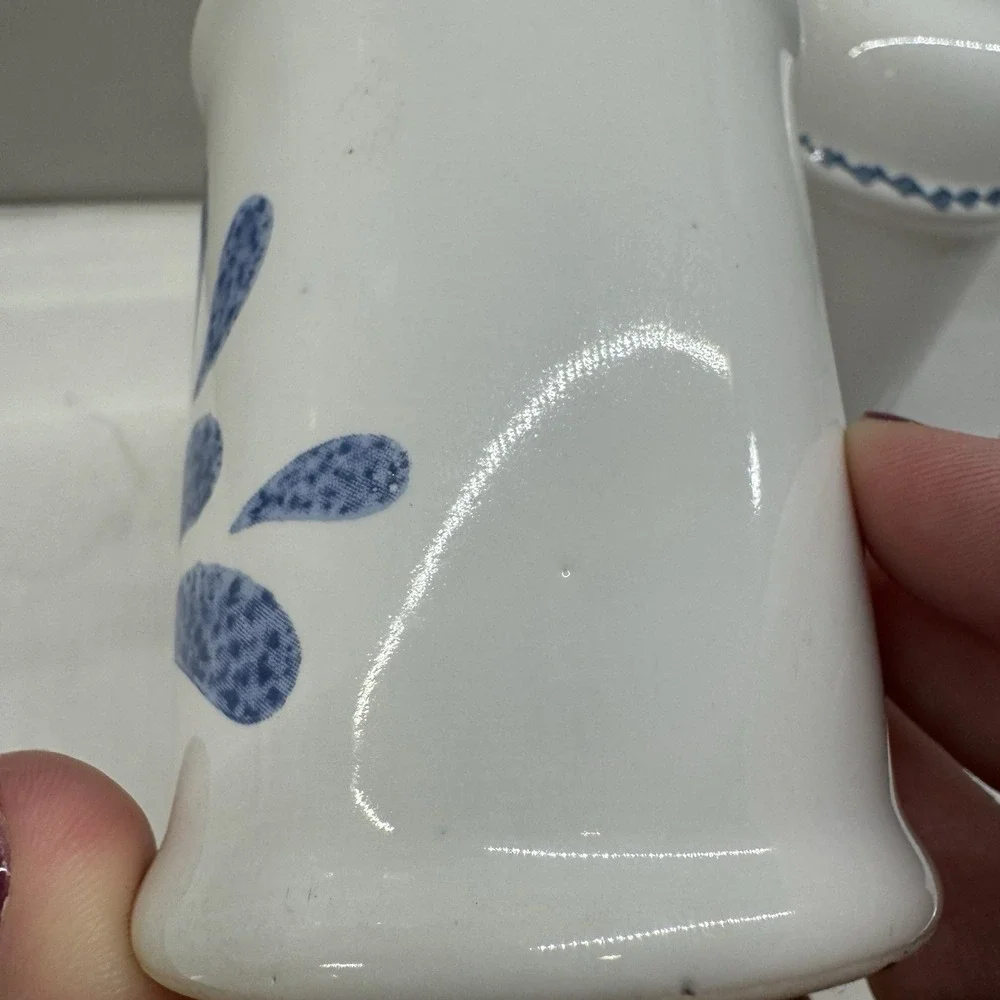 Vintage 1992 House Of Lloyd Country Farmhouse Salt & Pepper Shakers Blue Hearts‎